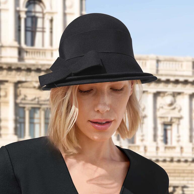 Cloche en feutre mérinos Céline Robert Chapeau en feutre de mérinos noir avec un nœud et un large bord