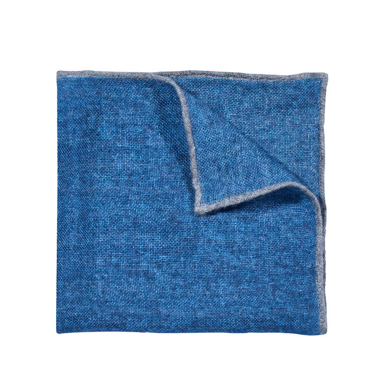 Pochette en cachemire bleue avec bord gris, sur fond blanc