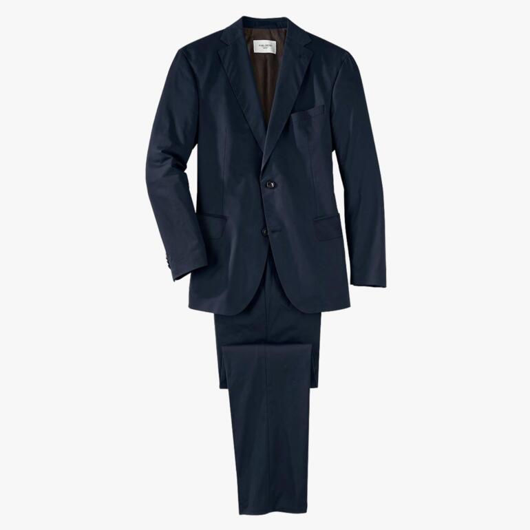 Ensemble de costume bleu marine composé d'un blazer et d'un pantalon.