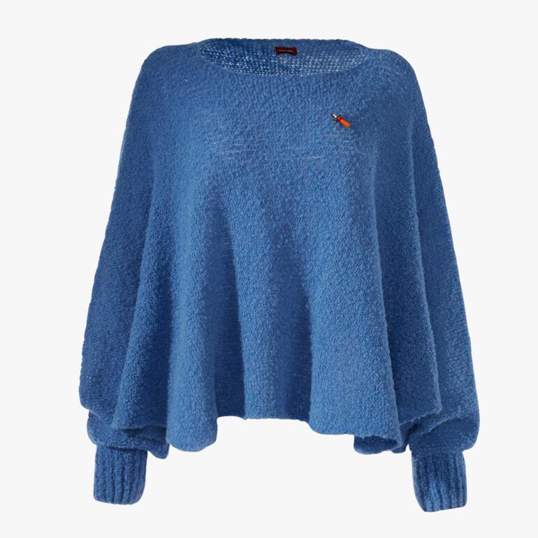 Pull poncho en bouclé bleu vu de devant avec une coupe ample