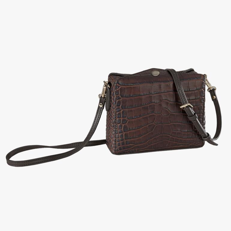 Sac boxy en cuir crocodile brun sur un fond blanc.