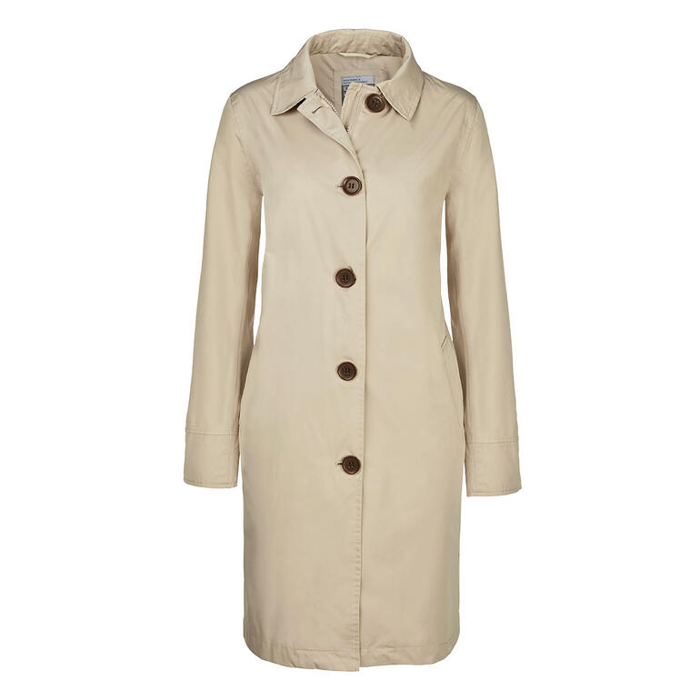 Vue avant d'un manteau de voyage beige avec de gros boutons sur fond neutre.