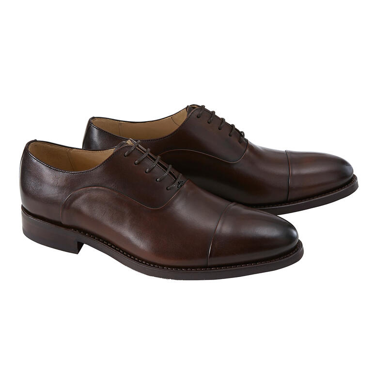 Deux chaussures business brunes Cordwainer avec lacets, vue de face.