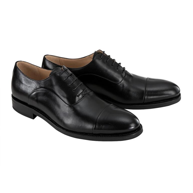 Deux chaussures business noires Cordwainer avec lacets, vue de face.