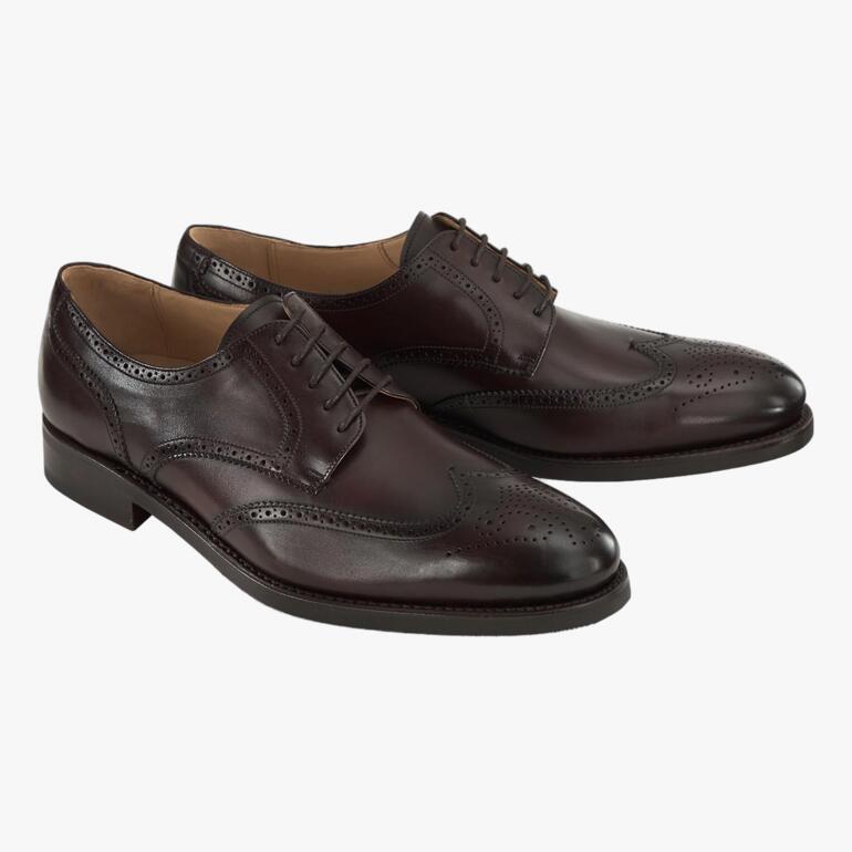 Deux chaussures business brunes Cordwainer avec perforations, vue de face.