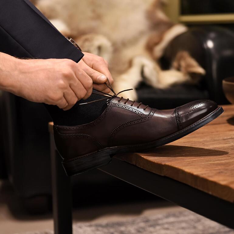 Homme nouant sa chaussure de bureau Cordwainer marron