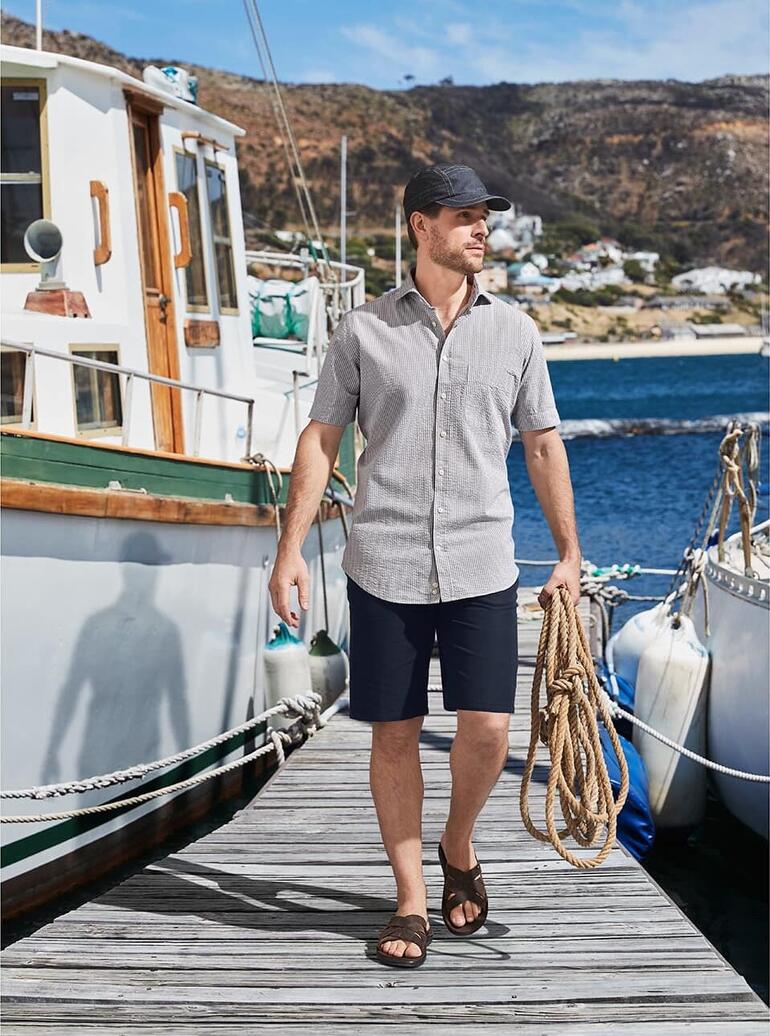 Short en lin Tencel™ Homme portant des shorts en Tencel™-lin et une chemise lors d'une promenade au port.