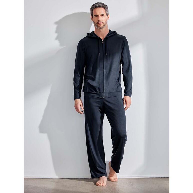 Homme en pyjama MicroModal de couleur sombre, photographié de face.