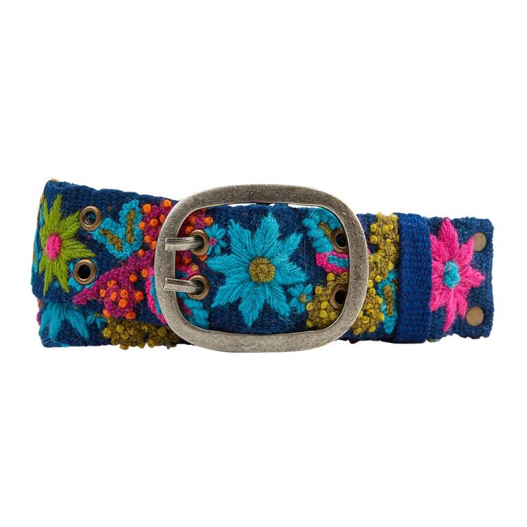 Ceinture brodée Smitten Peru colorée avec boucle en métal sur fond blanc.