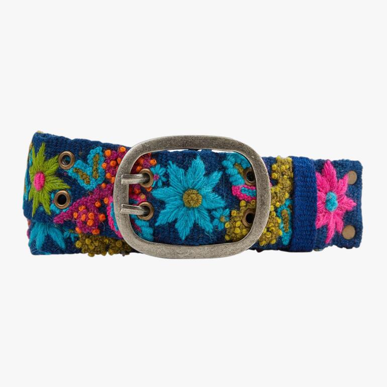 Ceinture brodée Smitten Peru colorée avec boucle en métal sur fond blanc.