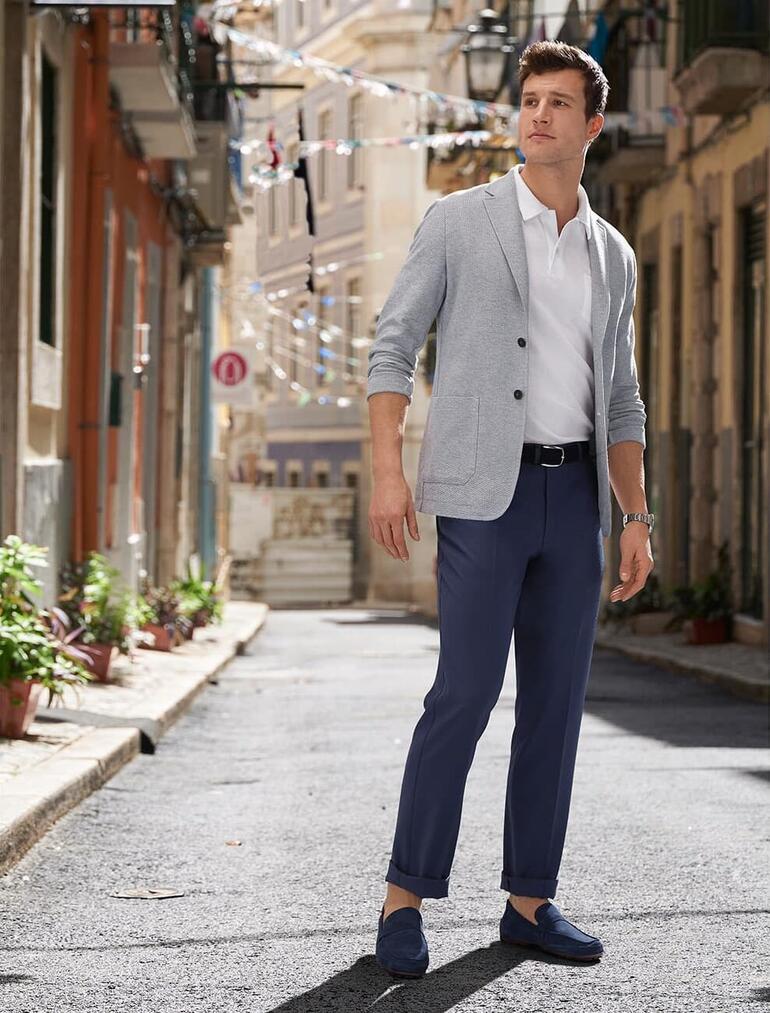 Veston Honeycomb Homme en pantalon en tissu Coolmax® se tient dans une rue animée.