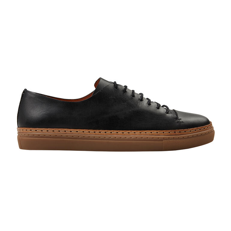 Vue latérale d'une sneaker en cuir noir avec lacets