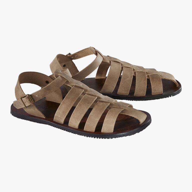 Sandale romaine brune avec plusieurs brides et talon ouvert.