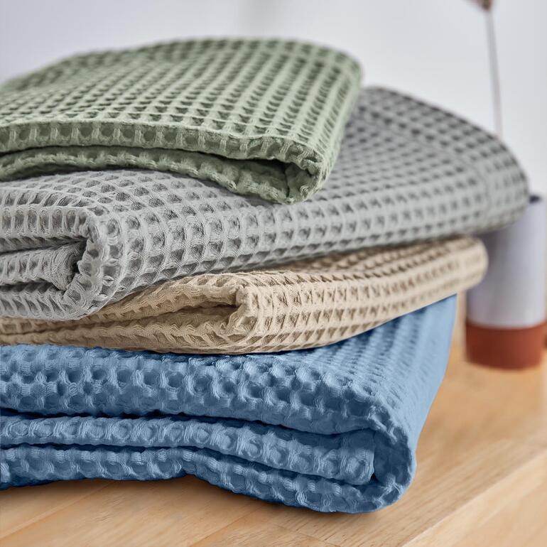 Serviettes de bain gaufrées, lot de 2 Serviettes en piqué gaufré empilées dans différentes couleurs.