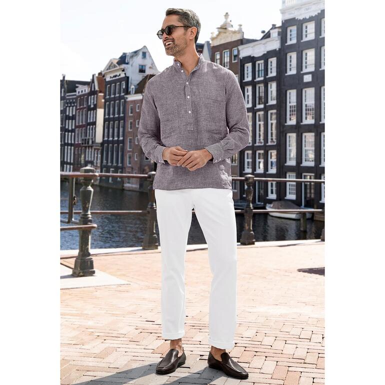 Carreaux Marron/Blanc Homme en chemise en lin Nehru grise dans une ville au bord de l'eau.