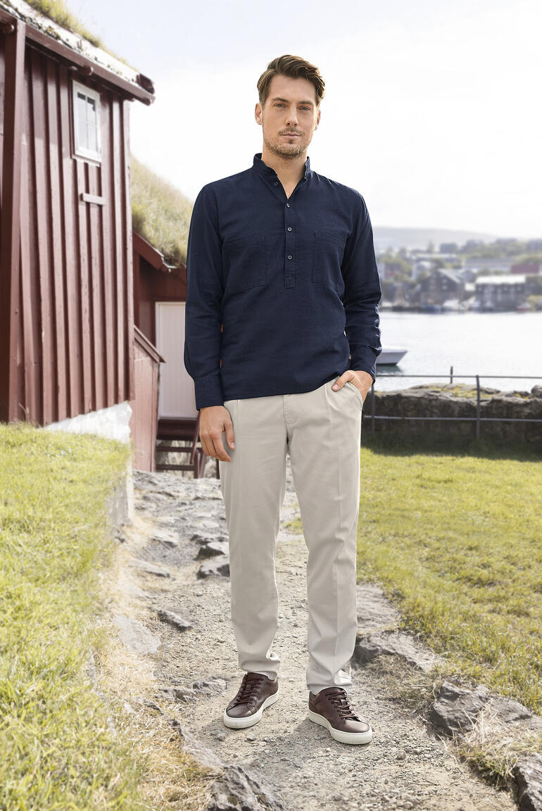 Homme portant une chemise en jean Nehru Hollington debout à l'extérieur.