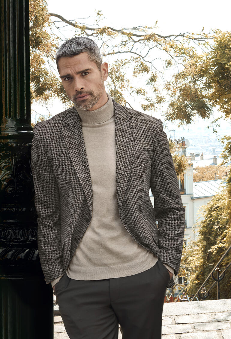 Homme en blazer jersey en laine soie avec pull beige, scène d'automne