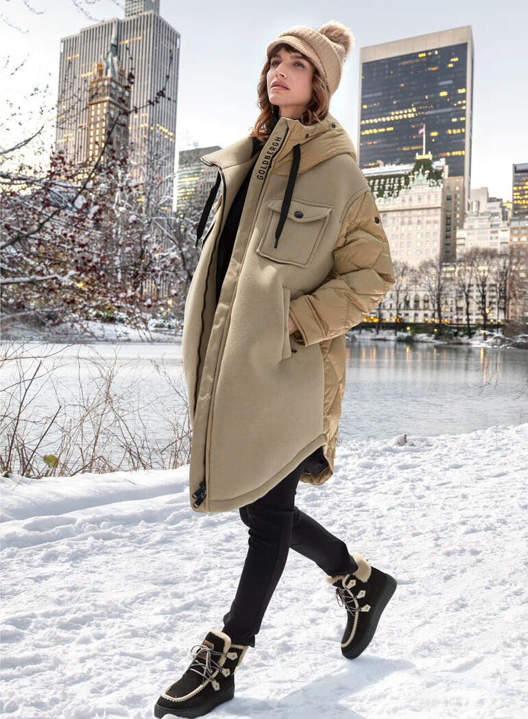 Femme en pantalon stretch Christies en hiver en ville