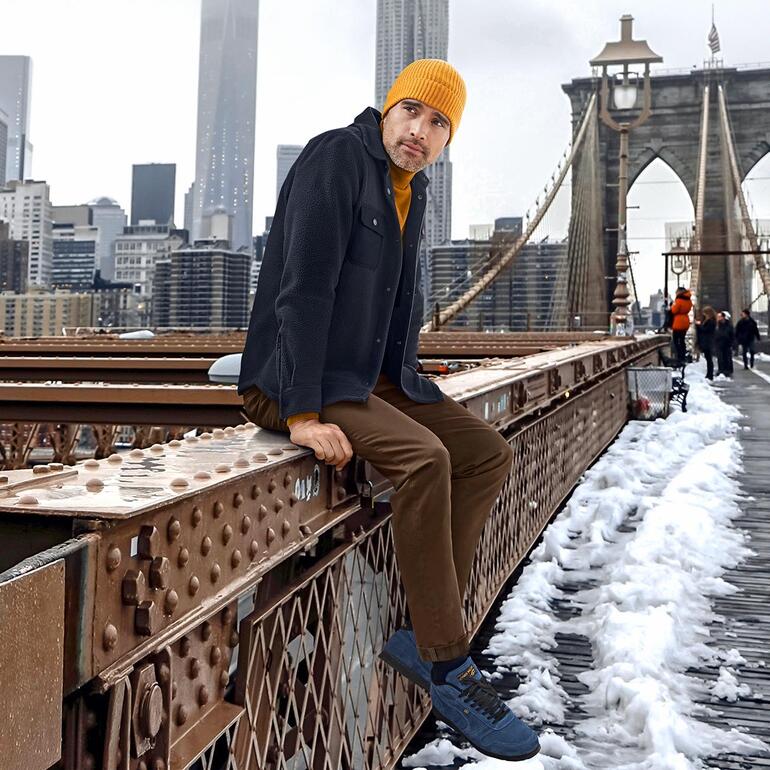 Homme en overshirt en polaire Aigle sur un pont