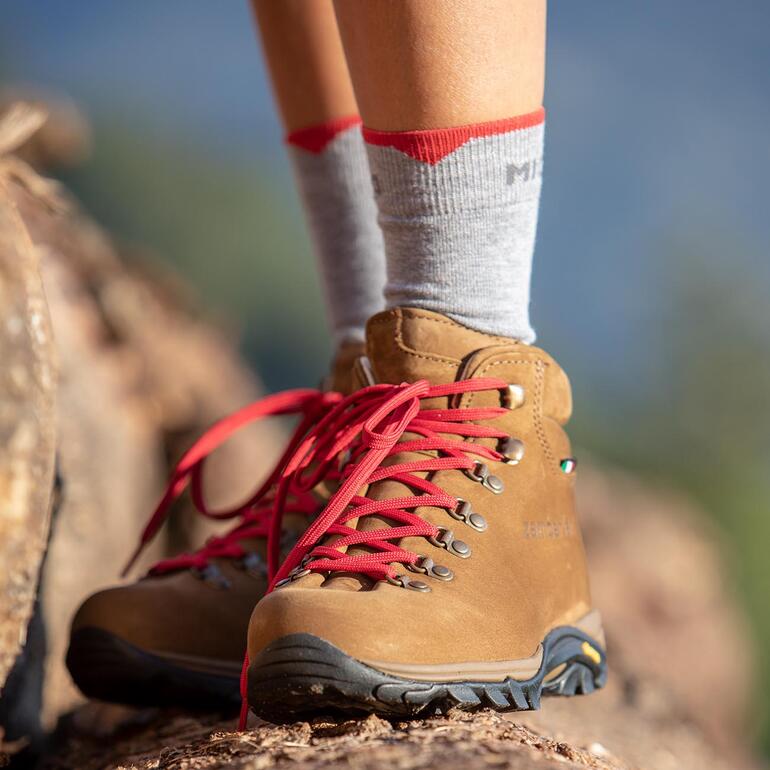 Enfant portant des bottes de randonnée Zamberlan, marron avec des lacets rouges