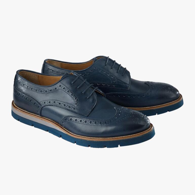 Deux chaussures Budapester 2.0 noires avec motif perforé et semelle plate