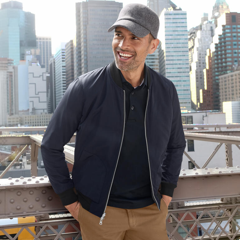 Homme portant une casquette Roeckl Walk devant un paysage urbain