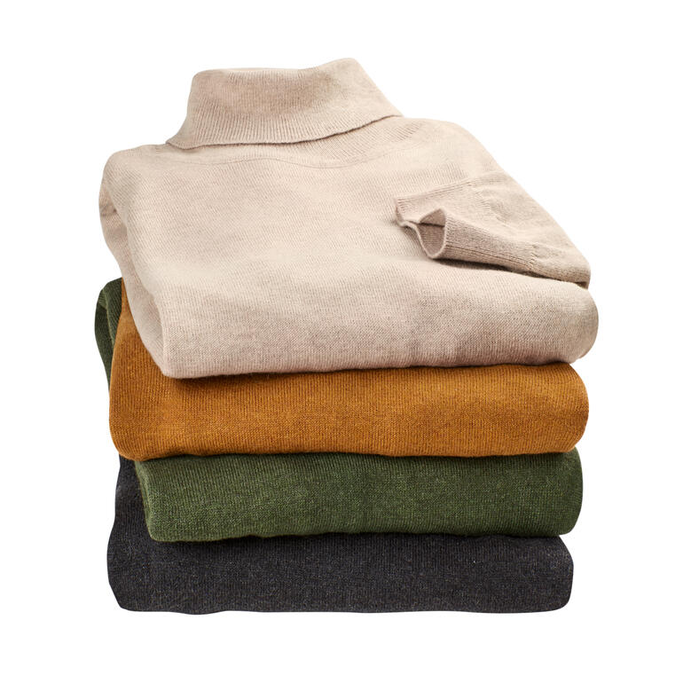 Pile de pulls col roulé en tricot fin de différentes couleurs.
