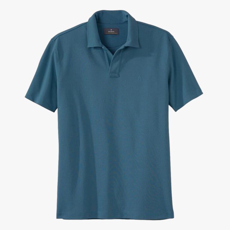Polo Ragman Pima-Pikee bleu foncé, posé sur une table.