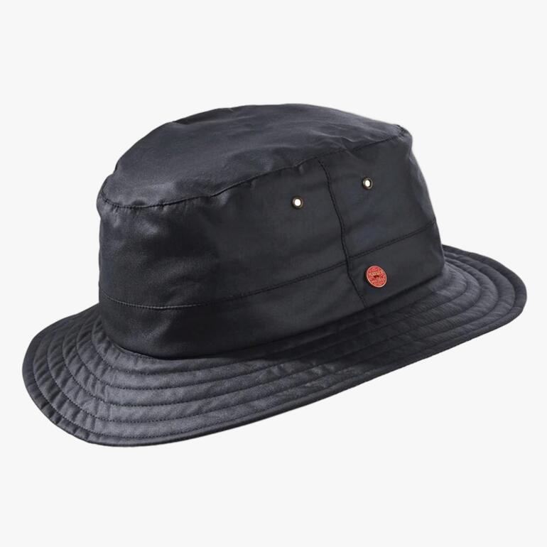 Chapeau imperméable noir sur fond blanc.
