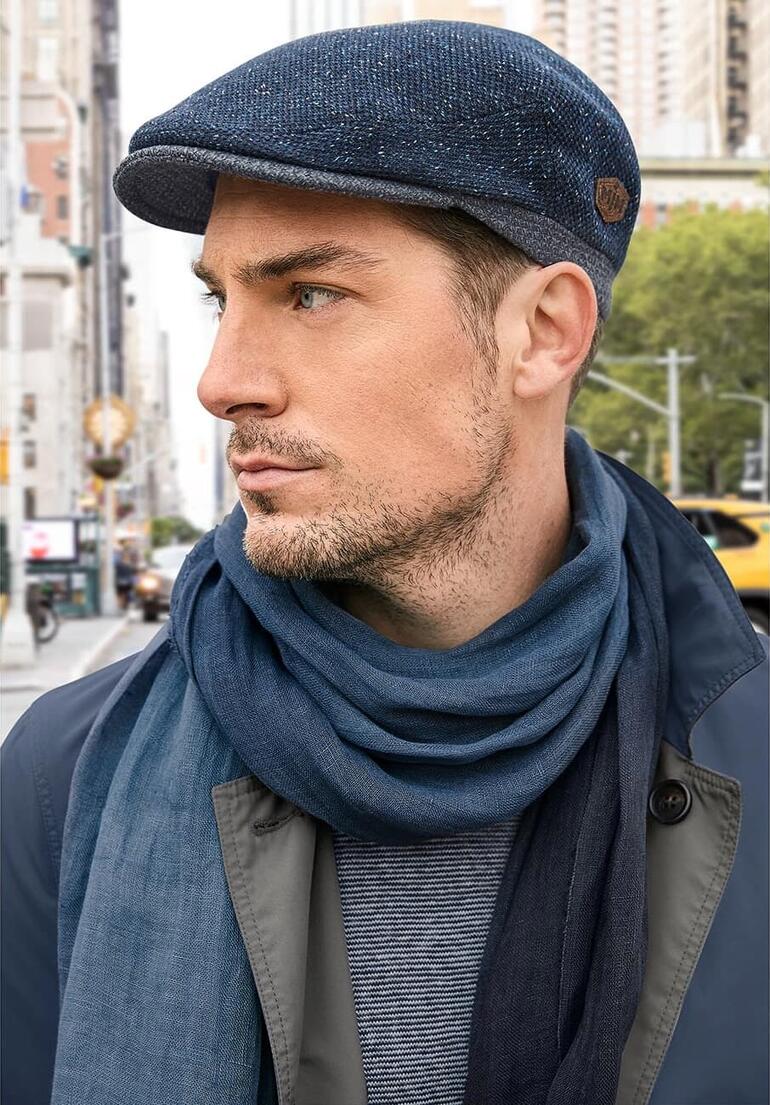 Homme avec une casquette en laine et soie dans la rue.