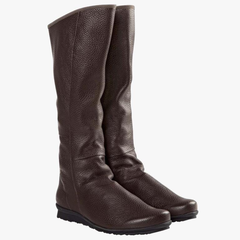 Bottes en cuir de cerf marron avec tige haute et semelle plate.