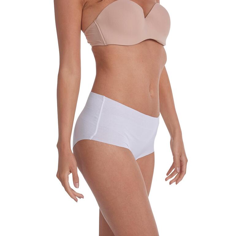 Blanc Femme portant une culotte taille haute blanche de Hanro.