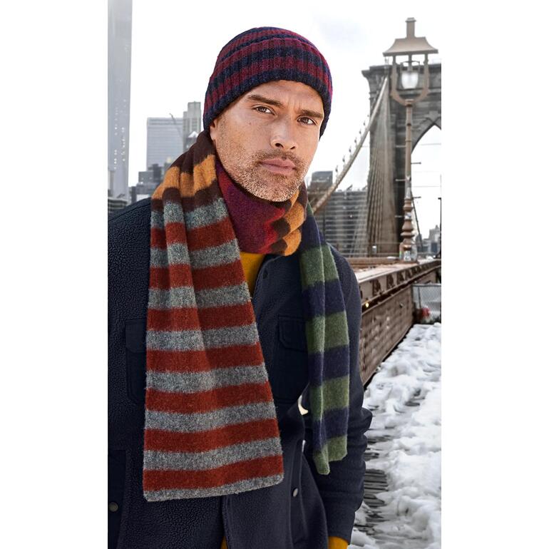 Bonnet et Châle Homme en écharpe rayée et bonnet assorti, devant le pont de Brooklyn.