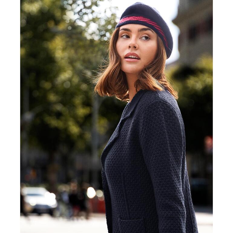 Marine Femme portant un béret en cachemire Johnstons regardant sur le côté.