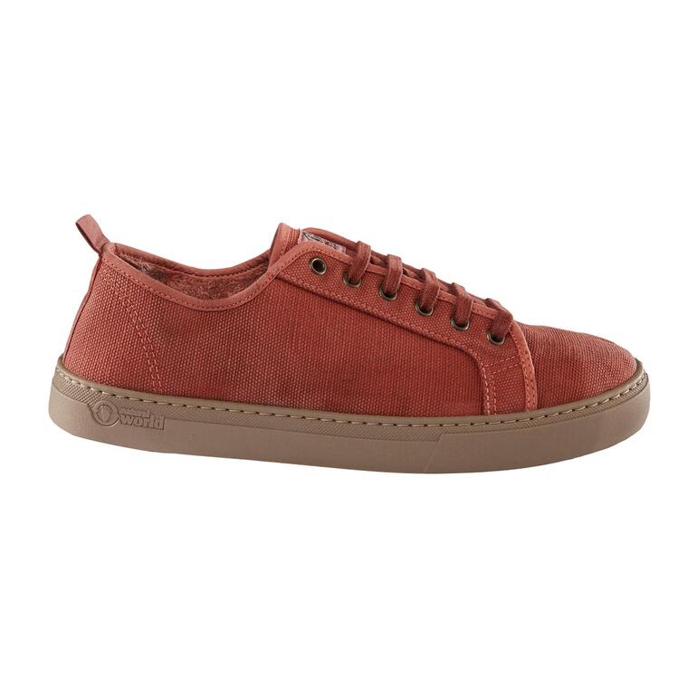 Vue latérale d'une sneaker en toile Natural World en rouge brique.