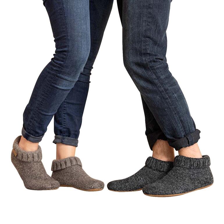 Couple portant des bottes en feutre Gottstein Walkstrick en gris et brun avec col retroussé.