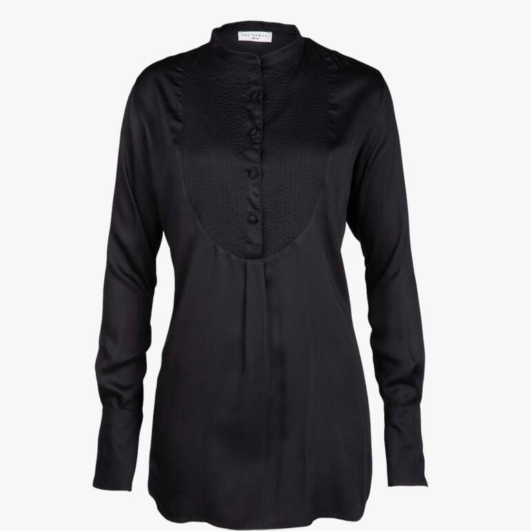 Vue avant d'une tunique plastron noire avec détails de boutons