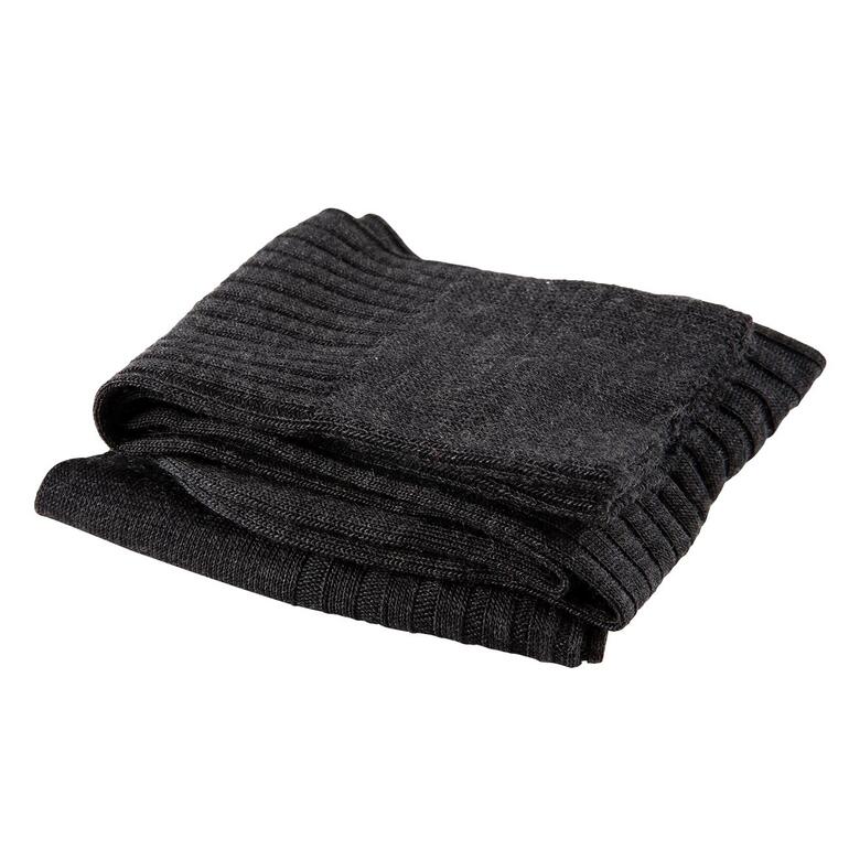 Chaussettes en merino grises empilées sur fond blanc