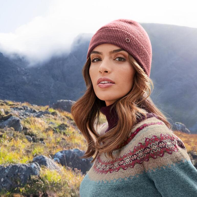Marsala Bonnet en cachemire rouge sur le visage d'une femme à l'extérieur