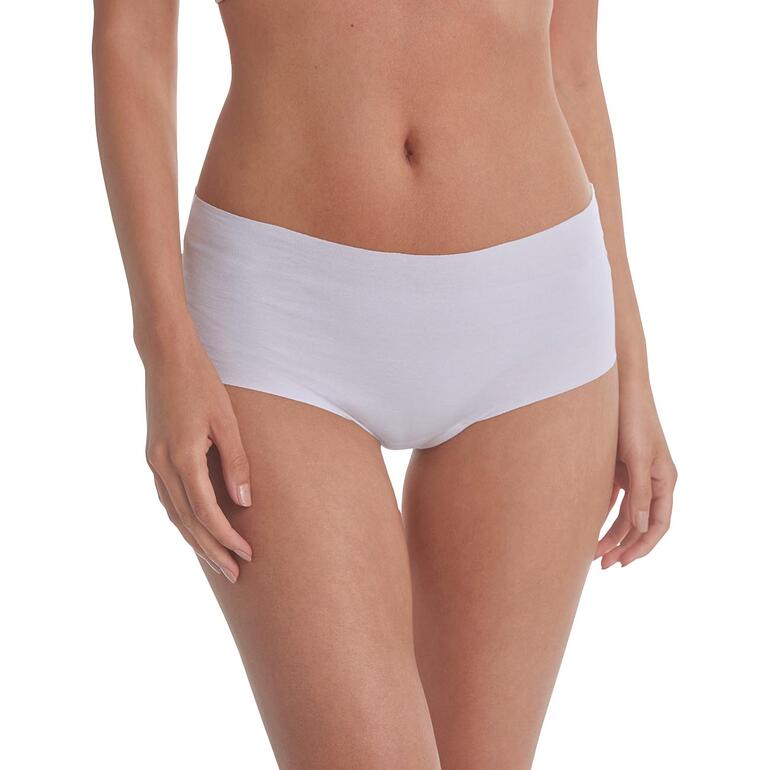 Slip taille haute blanc sur une femme debout