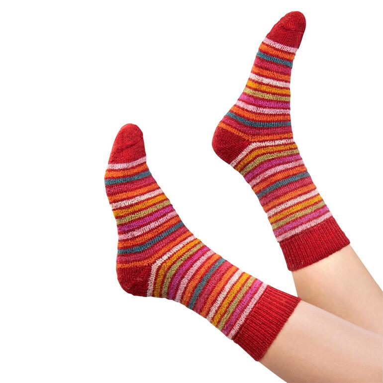 Paire de chaussettes à rayures arc-en-ciel rouges aux pieds.