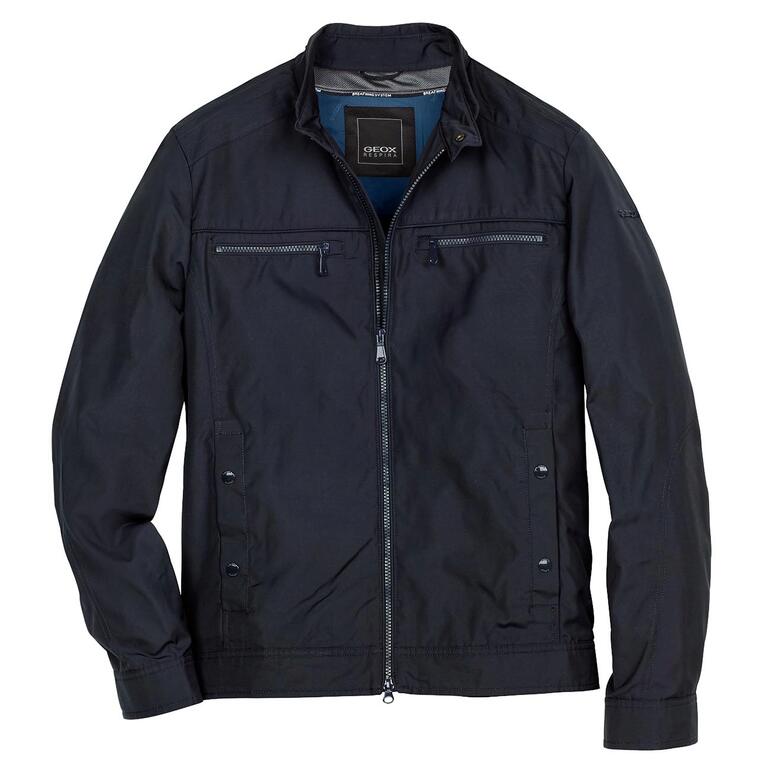 Veste fonctionnelle bleu foncé de Geox, vue de face sur une table.