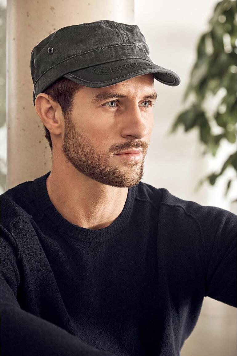Casquette Field Cap Stetson Homme portant une casquette Stetson verte, regardant sur le côté