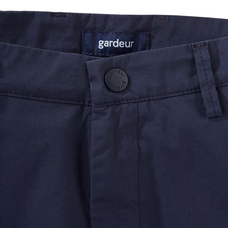 Gros plan du bouton d'un pantalon cargo bleu marine