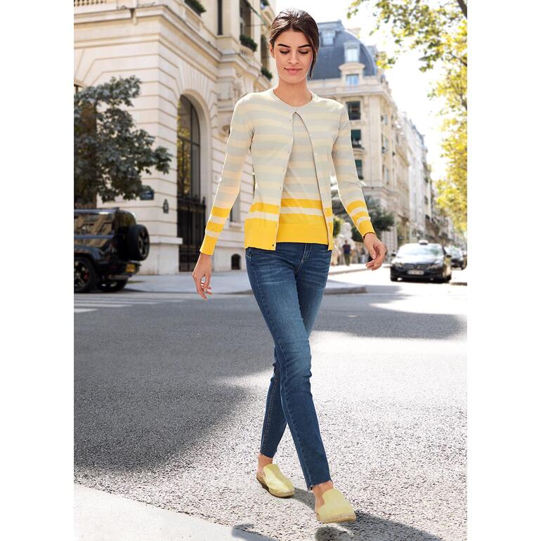 Jaune Femme en twin-set rayé Smedley en jaune et blanc dans une rue de la ville.