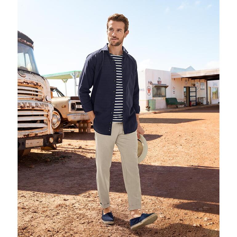 Chemise estivale légère Homme en chemise d'été légère dans un environnement rustique avec camion.