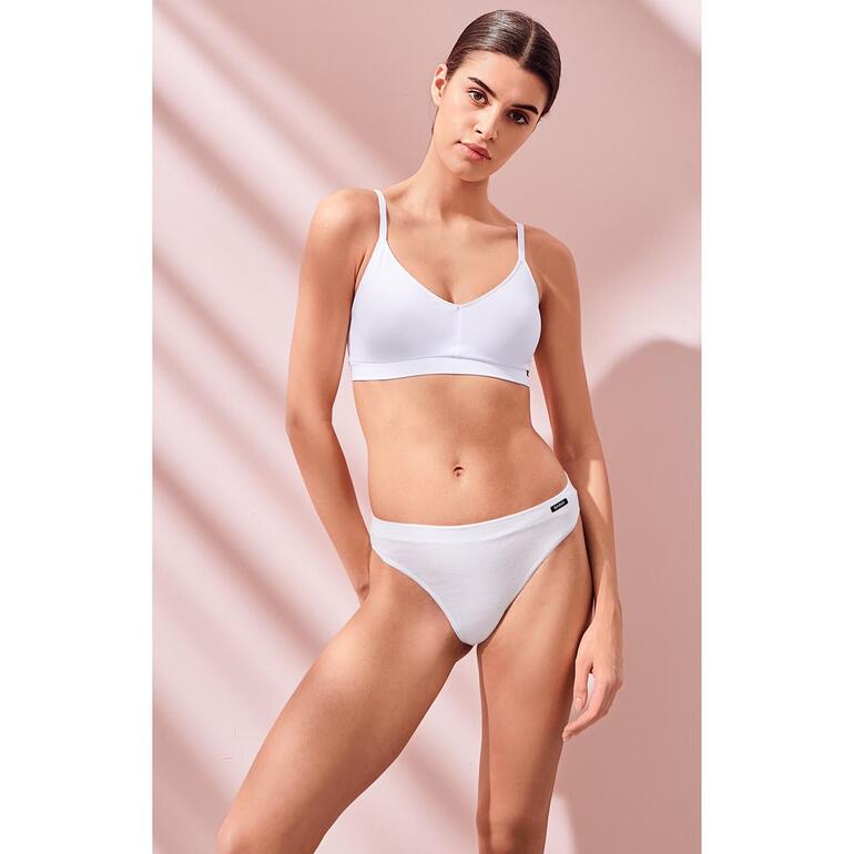 Modèle portant un soutien-gorge et une lingerie blancs 'Cult'