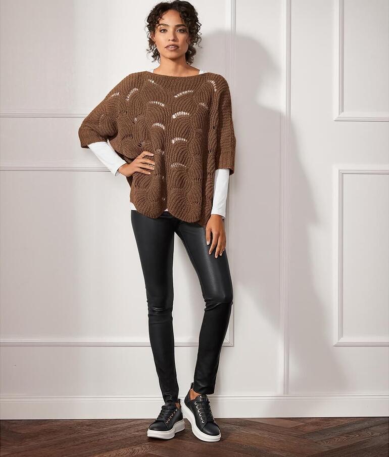 Pull géométrique Kero Design Femme en pull boxy brun avec des leggings stylés, posant de manière moderne et décontractée.