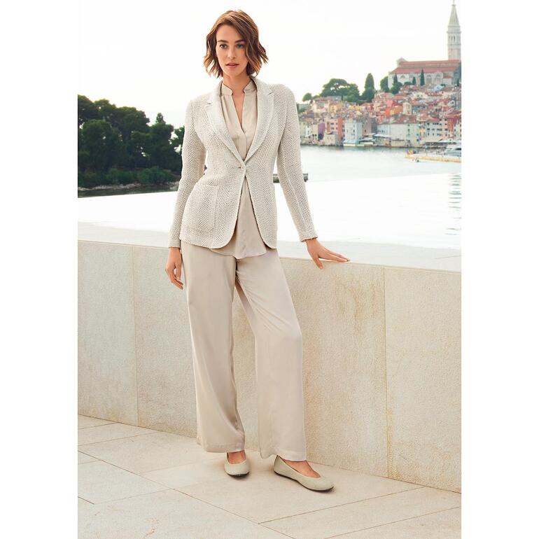 Blazer structuré T-Jacket Femme dans un blazer structuré clair au bord de la mer.