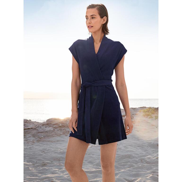 Peignoir et Bermuda Robe de bain en terry bleu foncé, portée par une femme sur la plage.